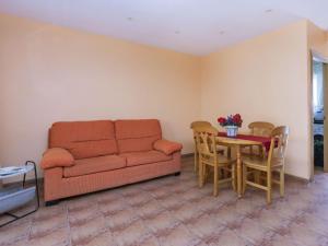 ein Wohnzimmer mit Sofa und Tisch in der Unterkunft Holiday Home Peñismar II-1 by Interhome in Peñíscola