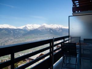 een balkon met uitzicht op de met sneeuw bedekte bergen bij Apartment Les Diablerets by Interhome in Veysonnaz
