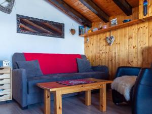 een woonkamer met een bank en een tafel bij Apartment Les Diablerets by Interhome in Veysonnaz