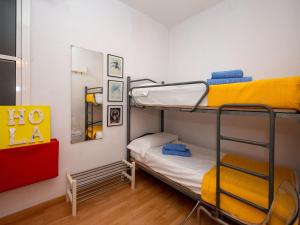 バルセロナにあるApartment Barcelona Centric Apartment by Interhomeの二段ベッド2台と鏡が備わる客室です。