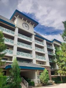 Un edificio con un orologio sul lato. di Family Group Affordable Staycation in tagaytay a Tagaytay
