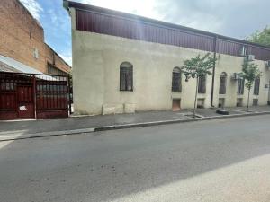 uma rua vazia em frente a um edifício em Ekas apartamenti em Tbilisi