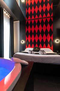 een kamer met 2 bedden en een bad bij Maximum hub suite&spa in Palermo