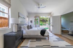 Un dormitorio con una cama y un baño. en Water and sunset views in dreamy Cardiff by the sea, en Encinitas