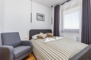เตียงในห้องที่ Modern & Spacious Apartment Baltin Blu by Renters