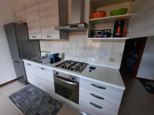 a small kitchen with a stove and a refrigerator at 200 passi in Cannero Riviera