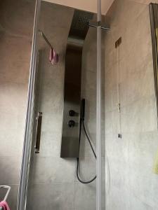 um chuveiro com uma porta de vidro na casa de banho em Casa Dolce Casa - Appartamento a Porto Viro em Porto Viro