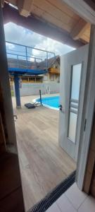 Bazén v ubytování Gästehaus Kathi Campingplatz Buschcamper nebo v jeho okolí