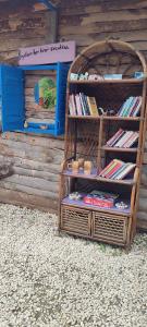 ein Bücherregal neben einem Holzgebäude in der Unterkunft Yolda Bungalow Cafe in Kumluca