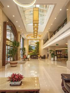 a lobby of a hotel with a table in the middle at Junyue Hotel in Guangzhou