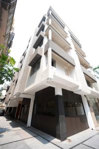 een wit gebouw met veel ramen bij Lakeside Suites in Calcutta