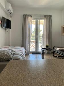 a bedroom with a bed and a sliding glass door at The Little House in Glida