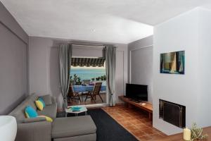 TV a/nebo společenská místnost v ubytování Gerakina Skala Holiday Houses