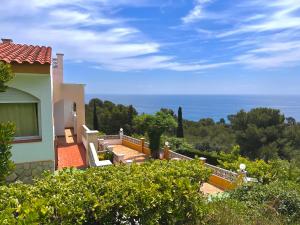 ein Haus mit Meerblick in der Unterkunft Apartamentos Famara in Lloret de Mar