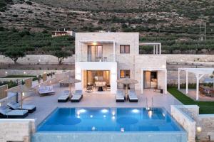 una villa con piscina di fronte a una casa di Actea Seaview Villas I Free heated pool & 800m sea a Kíssamos