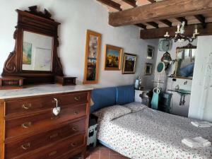 1 dormitorio con 1 cama y vestidor en Il Colle Calci, en Calci