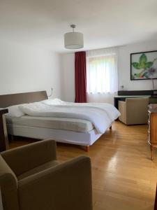 a bedroom with a large bed and a couch at Große Wohnung mit 2 Schlafzimmern in Altensteig