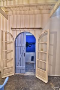 łukowe drzwi do pokoju z białymi drzwiami w obiekcie Sisi seaview apartments w mieście Sisi