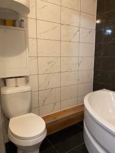 Bilik mandi di Basic Apartment +6 gambar