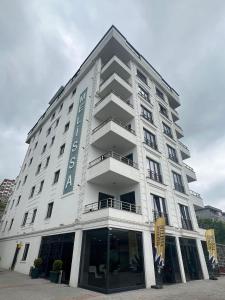 - un grand bâtiment blanc avec un panneau dans l'établissement Melissa Suite Otel, à Trabzon