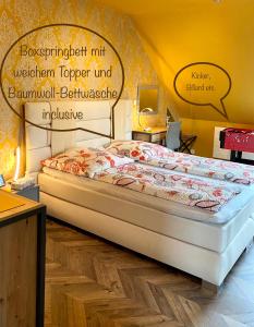 Una cama en una habitación con un colchón en Maisonette - 2 Schlafzimmer - Wohn-Küche - Balkon - Hohes Venn - Monschau - Eifel - Hunde willkommen beim Hof Vierzehnender - Islandpferde, en Monschau