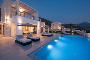 una villa con piscina di notte di Actea Seaview Villas I Free heated pool & 800m sea a Kíssamos