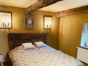 ein Schlafzimmer mit einem Bett mit zwei Kissen darauf in der Unterkunft Lush holiday home in Theux with heated indoor pool in Sprimont