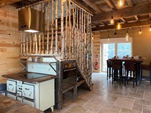 eine Küche mit einem Herd und einem Tisch im Zimmer in der Unterkunft Lush holiday home in Theux with heated indoor pool in Sprimont