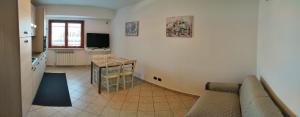 - un salon avec un canapé et une table dans l'établissement Appartamento Magnolia, à Pomezia