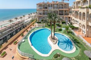 een luchtzicht op een resort met een zwembad en het strand bij Duplex Sorolla in La Venteta
