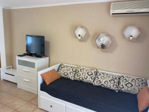 TV a/nebo společenská místnost v ubytování SunSet Beach Apartman