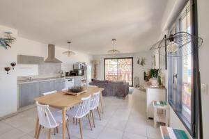 een keuken en een woonkamer met een tafel en stoelen bij Un sejour en appartement face a la mer a Pleneuf Val Andre in Pléneuf-Val-André