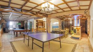 ein Esszimmer mit einer Tischtennisplatte in der Unterkunft Praia Grande Guest House in Colares