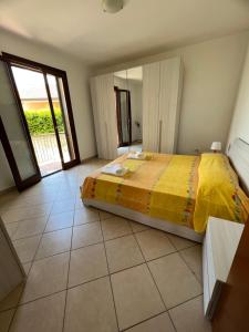 カザール・ヴェリーノにあるVilla Cilentoのベッドルーム1室(黄色い毛布付きのベッド1台付)