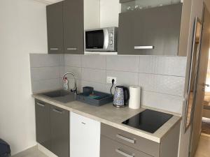Kuchyň nebo kuchyňský kout v ubytování SunSet Beach Apartman
