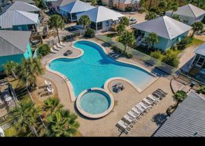 einen Blick über einen großen Pool mit Stühlen in der Unterkunft Sunnydaze Beach Pools Ask For Special May in Gulf Shores