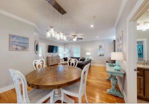ein Esszimmer und ein Wohnzimmer mit einem Holztisch und Stühlen in der Unterkunft Sunnydaze Beach Pools Ask For Special May in Gulf Shores