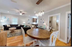 ein Esszimmer und ein Wohnzimmer mit einem Tisch und Stühlen in der Unterkunft Sunnydaze Beach Pools Ask For Special May in Gulf Shores