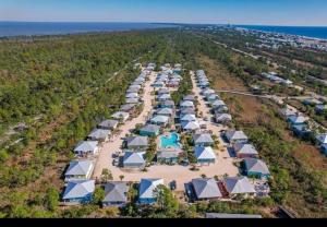 eine Luftansicht eines Resorts mit vielen Zelten in der Unterkunft Sunnydaze Beach Pools Ask For Special May in Gulf Shores