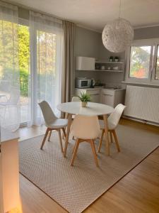 A kitchen or kitchenette at Gartenhaus5