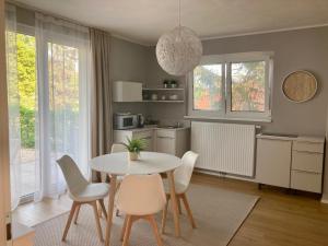 A kitchen or kitchenette at Gartenhaus5