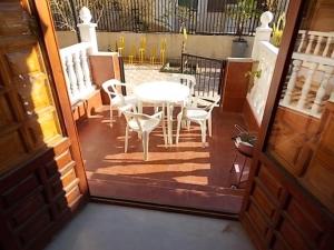una puerta que conduce a un patio con mesa y sillas en Duplex Puertosol, en Puerto de Mazarrón
