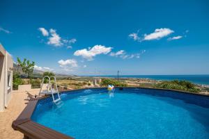 una piscina con vistas al océano en Serenitas, family house with great views, en Sfakiá