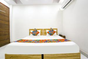 1 dormitorio con 1 cama grande en una habitación en FabHotel Silver Crown, en Nueva Delhi