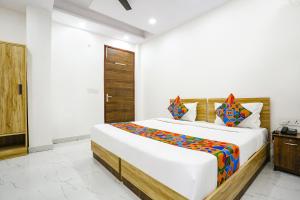 1 dormitorio con 1 cama grande en una habitación en FabHotel Silver Crown, en Nueva Delhi