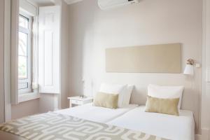 Katil atau katil-katil dalam bilik di Alfama Graça district typical & bright , 3 bedroom apartment with AC 1st floor