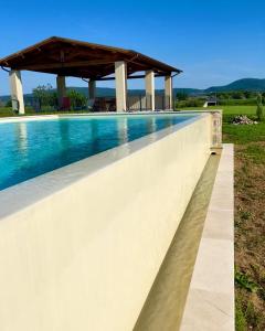 Bazén v ubytování Villa with pool Trasimeno nebo v jeho okolí