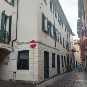 a red sign on the side of a building at Appartamento centro Lecco in Lecco