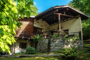 uma casa com uma varanda ao lado em Casa al Fiume by Quokka 360 - House by the River in the Verzasca Valley em Lavertezzo