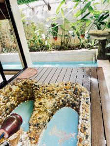 una casa hecha de rocas y una piscina de agua en Ardour Lodge "B" Wing, en George Town